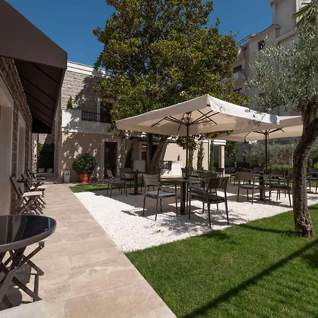 Vela Hotel